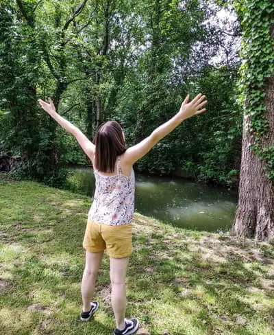Femme pratiquant la sophrologie dans la nature Femme pratiquant la sophrologie dans la nature