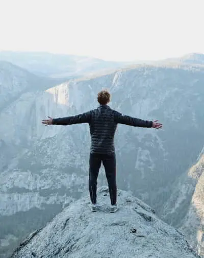 homme bras ouverts dans la montagne homme bras ouverts dans la montagne